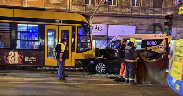 Villamossal ütközött egy autó a Ferenc körúton