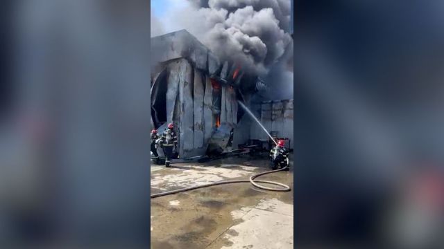 Incendiu puternic la un depozit Sameday din Iași. Zeci de pompieri mobilizați pentru stingerea flăcărilor