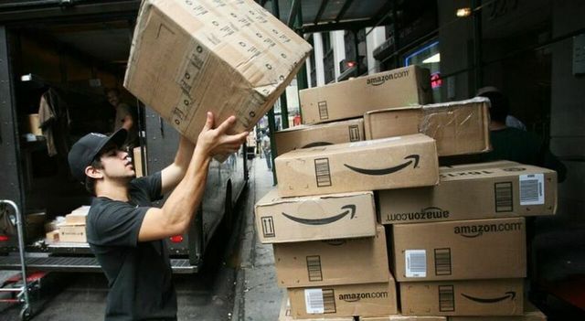 Non consegna 150 pacchi in 6 ore, licenziato un corriere Amazon