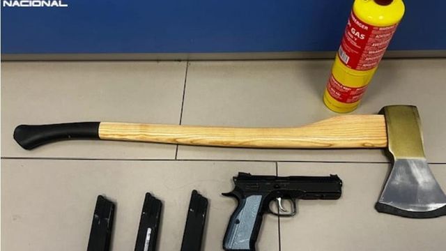 Detenido un hombre por amenazar a un conductor con un hacha y perseguirlo durante varios kilómetros en Palma