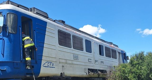 Incendiu la locomotiva Trenului Oradea-Mangalia. 120 de călători au fost evacuați de pompieri, sunt degajări mari de fum