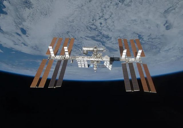 Los astronautas de la Estación Espacial Internacional, en modo evacuación por una fuga de aire