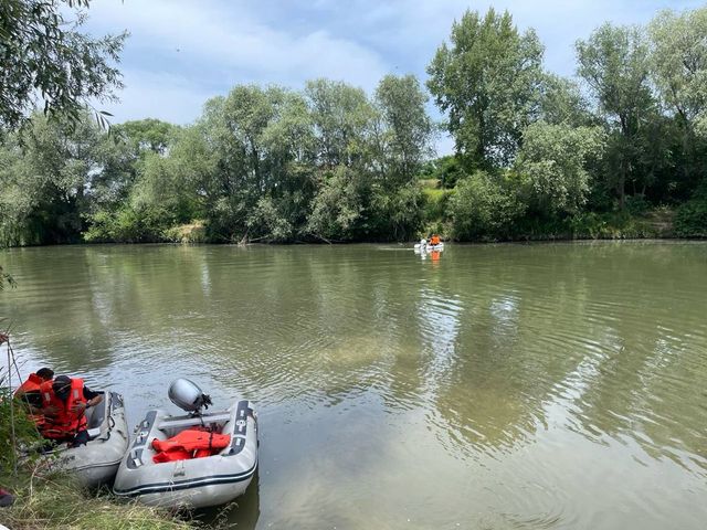 O mamă a murit înecată în râul Timiș, după ce a intrat la scăldat cu fetele ei, de 13 și 15 ani