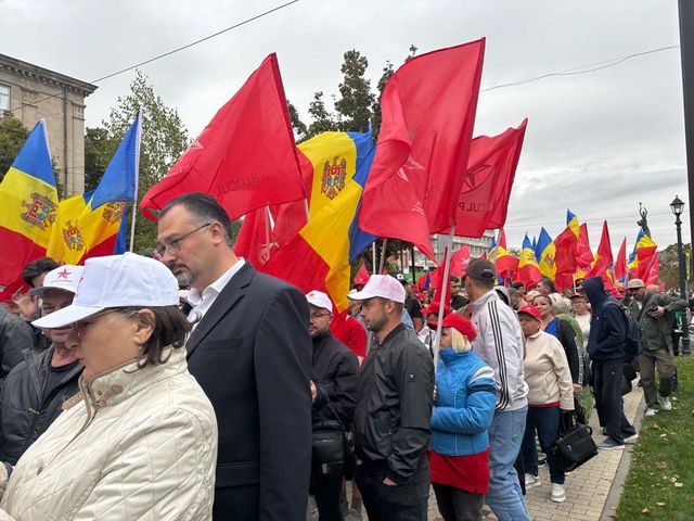 Blocul „Patriotic” și-a scos susținătorii la un marș în Chișinău, cu 3 zile înainte de alegeri VIDEO