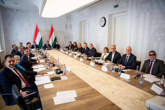 Kegyelmi ügy, azbesztszennyezés és a 2026-os költségvetés átírása is téma volt a kormányülésen – élő