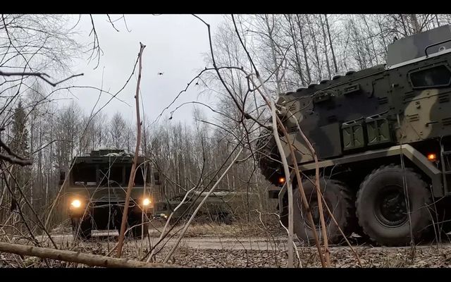 Macron, cu un ochi roșu în fața armatei: „Suntem în raza de acțiune a rachetelor rusești”