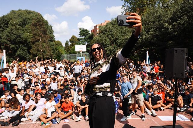 Milano, Ghali incontra gli studenti della sua ex scuola media a Baggio