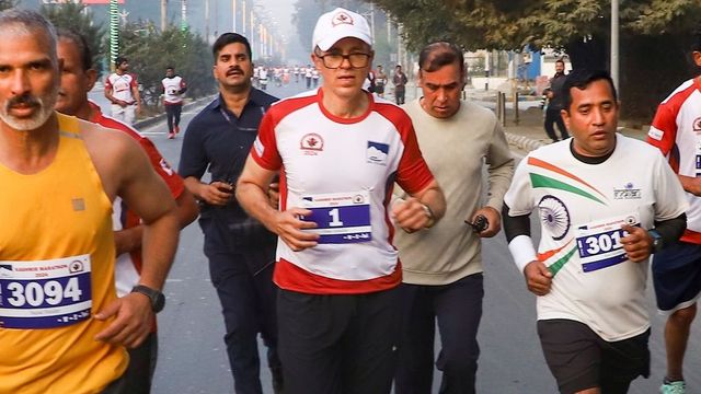 CM Omar Abdullah Flags Off Kashmir International Marathon; Runs 21 Km In 2 Hours