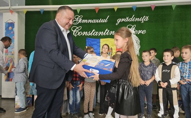 Guvernul României a oferit 15 mii de seturi de rechizite școlare copiilor din Republica Moldova