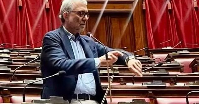 Giachetti si incatena in Aula, 'qui finché non si sblocca Vigilanza Rai'