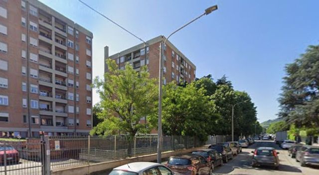 Bologna, 12enne precipita nella tromba delle scale e muore