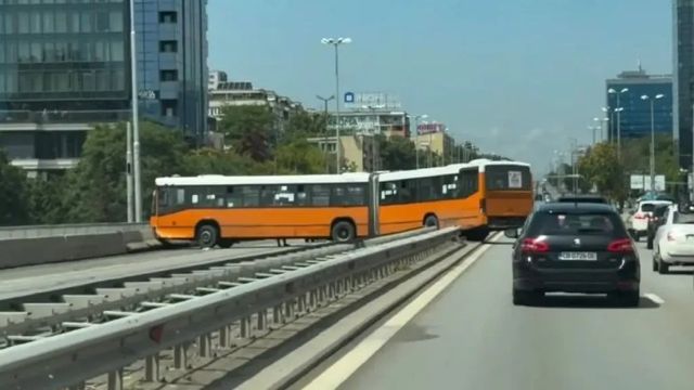 Автобус от градския транспорт е преминал през мантинела и е навлязъл в насрещното движение в София