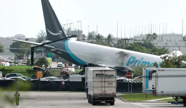 Cinci oameni au murit după ce un avion cargo Amazon a ieșit de pe pista aeroportului din Miam și a luat foc