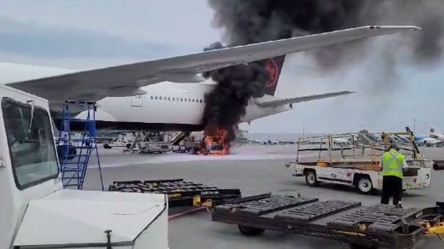 Un avion de linie Air Canada, in flacari la Montreal, dupa ce o camioneta a luat foc sub aeronava
