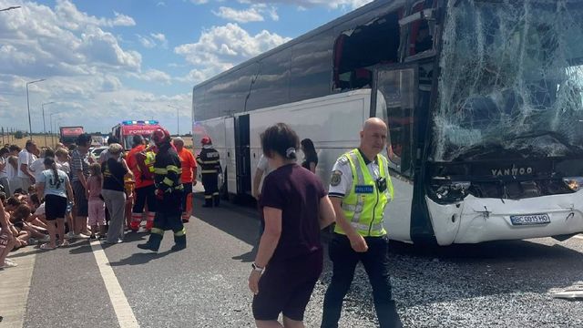 Planul Roșu de Intervenție, activat în Călărași după un accident între un autocar și un TIR. Printre răniți se află și copii