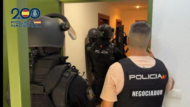 Un hombre permanece cinco horas atrincherado en un piso de Valencia con su madre