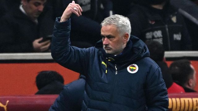 Mourinho, 4 giornate di squalifica per frasi razziste e insulti al quarto uomo