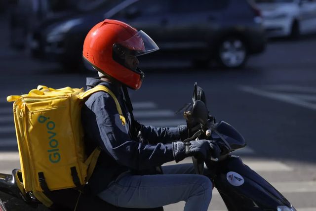 Un bărbat s-a deghizat în livrator de mâncare și a intrat într-o locuință din Cluj-Napoca. Ce a urmat