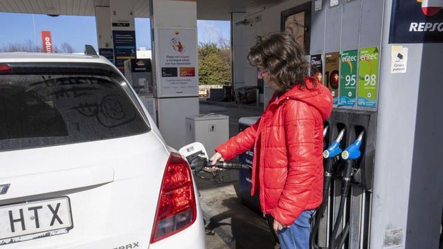 Bruselas advierte a España de que bajar el IVA de los carburantes al 10% va contra la norma