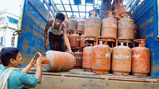 Commercial LPG Cylinders Price Reduced By Rs 7