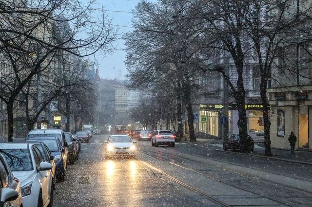 Dopravu v Česku komplikuje sníh, vítr i náledí. Dálnice D1 na Vysočině je neprůjezdná