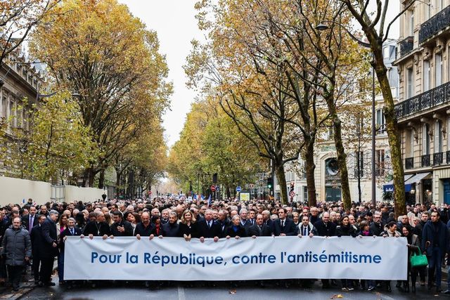 Centomila persone sfilano a Parigi contro l'antisemitismo