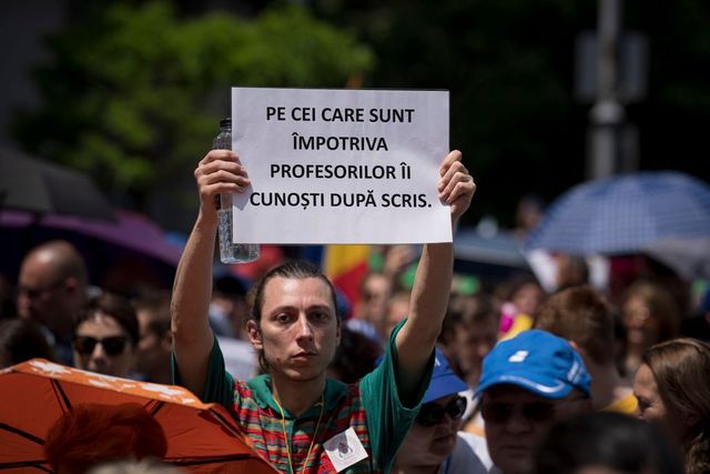 Protestele profesorilor în fața Ministerului Educației continuă