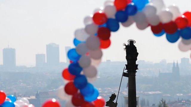 V centru Prahy se střetli odpůrci potratů s příznivci ženských