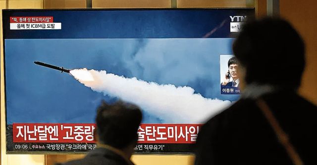 Corea del Norte prueba un misil intercontinental mientras sus soldados marchan contra Ucrania