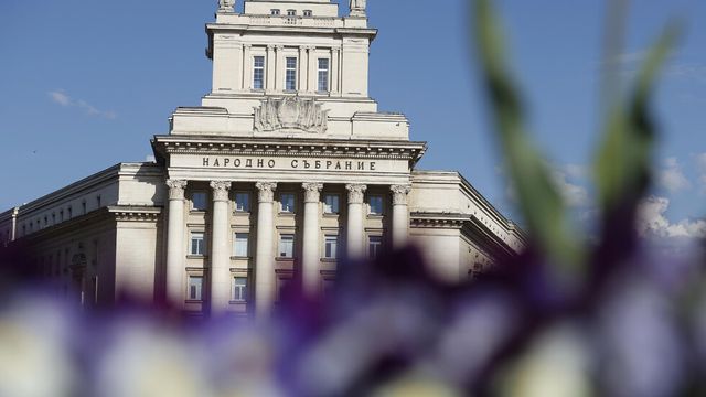 Най-възрастният присъстващ народен представител Румен Миланов откри първото заседание на 52-рото Народно събрание