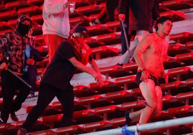Radicales argentinos y chilenos se lían a palos y pedradas en una batalla campal en pleno partido