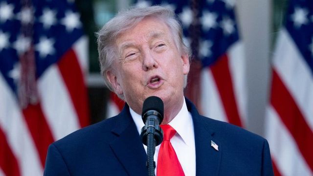 Trump annuncia dazi al 100% sui farmaci generici dal 2028