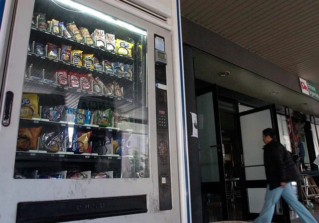 Los 'vending' de hospitales y residencias deberán tener un 80% de productos saludables