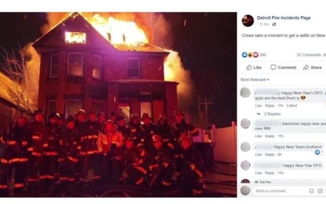 Mai mulți pompieri sunt anchetați după ce s-au fotografiat în fața unei case cuprinse de flăcări