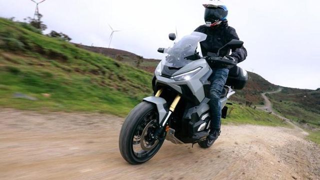 Sin chanclas y con guantes, los motoristas se preparan para la nueva normativa de la DGT