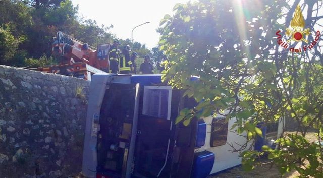 Un autobus finisce fuori strada a Formia, un morto e due feriti