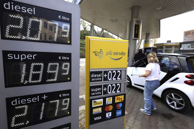 Accise, sì alla proroga del taglio fino al 22 maggio: altri 191 milioni per frenare i rincari al distributore