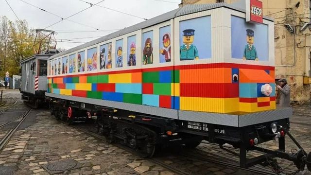 Óriási: LEGO villamos érkezett a Deák térre