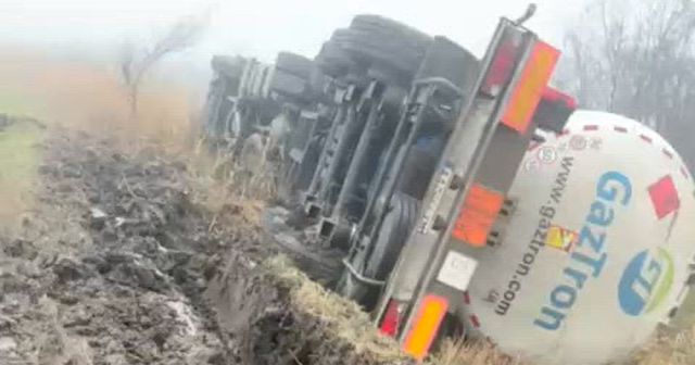 Cisternă ucraineană cu 19 tone de GPL, răsturnată pe un drum din Vaslui