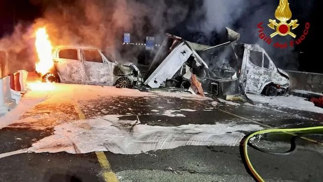 Banda armata svaligia una sede Dhl, a fuoco camion rubati