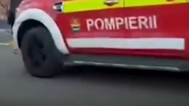 Trei răniți după ce o mașină a intrat în trei pietoni în parcarea unui mall din Timișoara