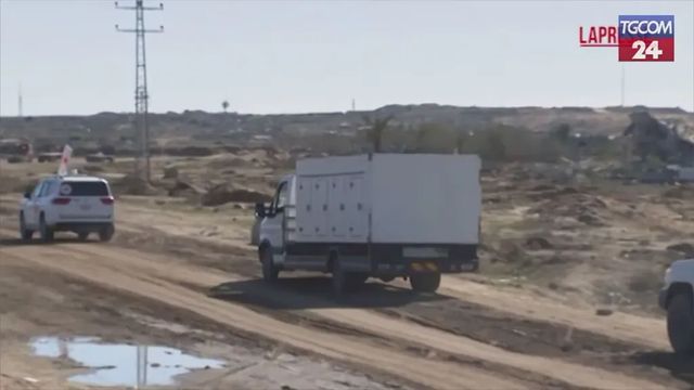 Gaza, i veicoli della Croce Rossa riportano i corpi dei palestinesi da Israele nella Striscia