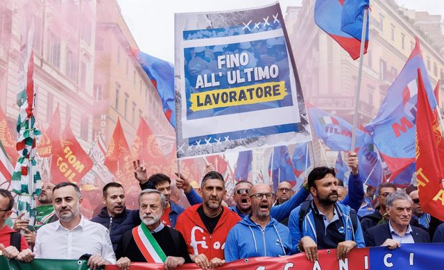 Partite le lettere di licenziamento per 2.500 lavoratori dell'indotto dell'Ex Ilva