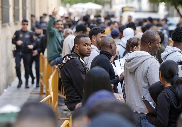 El Gobierno pide al Supremo que no frene la regularización porque dejaría a decenas de miles de extranjeros en un «vacío legal»