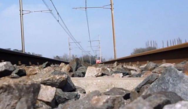 Tânără de 19 ani, acroșată de tren în Mangalia. Avea căștile în urechi și nu a auzit locomotiva