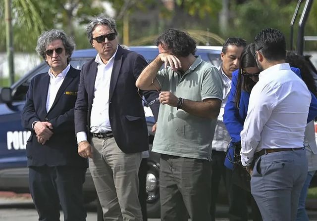 El padre de Claudia Tacoronte visita la Casa de la Cultura de Cuautla, el lugar del crimen