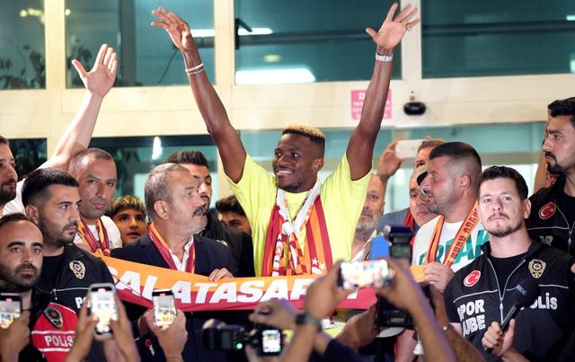 Victor Osimhen a ajuns la Istanbul pentru a semna cu Galatasaray