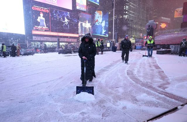 Tempesta di neve su New York, centinaia di voli cancellati