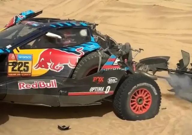 Carlos Sainz vuelca en la etapa de 48 horas y se le complica el Dakar