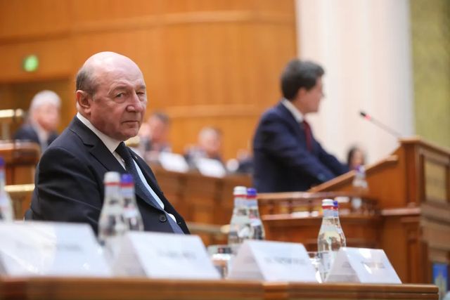 Traian Băsescu își cere vila înapoi, dar și drepturi bănești